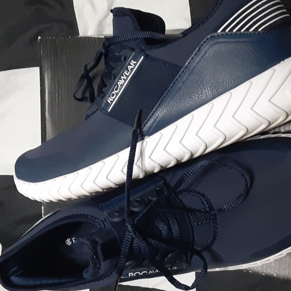 Im selling a blue pair of rocawear walking shoe there very comfortable size11 . - Picture 2 of 8